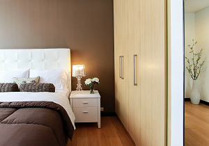 Learn the best ways to clean and organize your bedroom! Bedroom Organization Tips